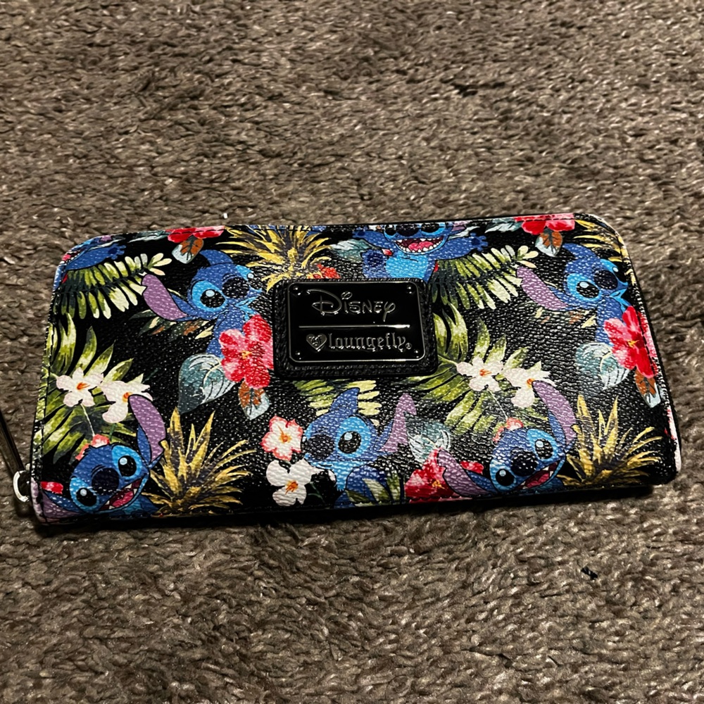 USED Disney’s Lilo and Stitch Loungefly Zipper Wallet